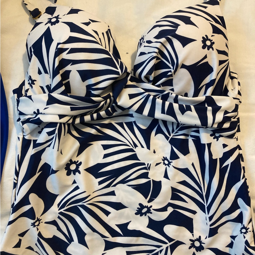 Women’s swim top- like new